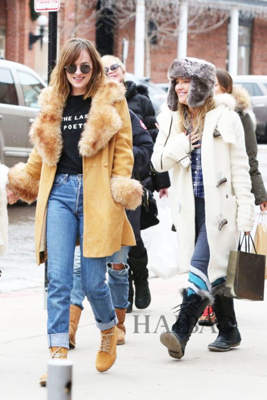 �F���P������ (Dakota Johnson) �M�ͯS�P���w�� (Kate Hudson) �@�_�ʪ�