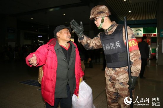 民兵为旅客指路。（冯超 摄）
