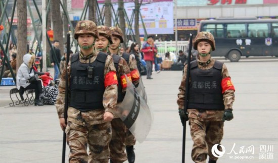 民兵在进行巡逻。（冯超 摄）