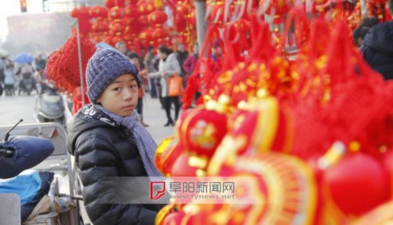 阜阳12岁小男孩春节摆地摊新春福字蹿红网络