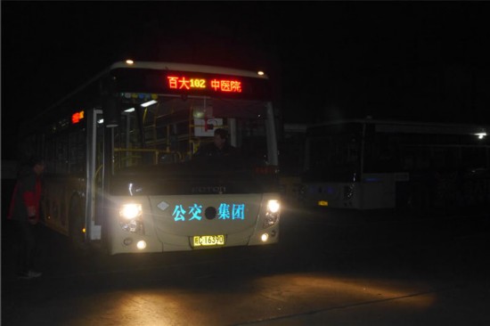 因為早上第一班公交車是5點發車，劉明躍師傅早上四點多就早早的趕到了公交場站，出發前還有很多工作要做。
