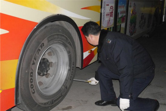 出發之前，公交車的前后車輪也要經過嚴格的檢查。