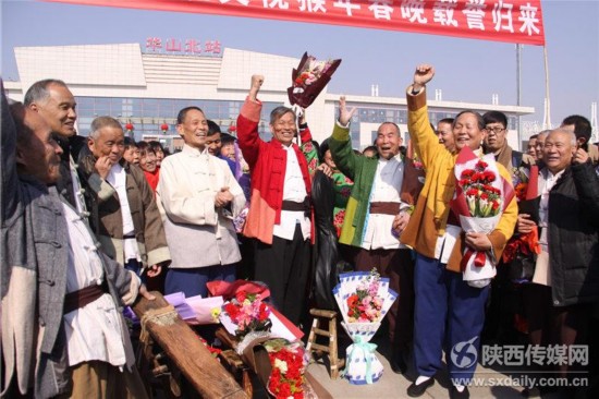 �ڸ���վ��Ĺ㳡��Ӧ���������ǵ�Ҫ����ǻ�������ٴ��峪��һ����ǻ����Χ���ٻᳪ��Ⱥ��һ���ź��������ֳ����ַǷ��������ձ����� ��ʥǿ ͨѶԱ ���ɲ� ��