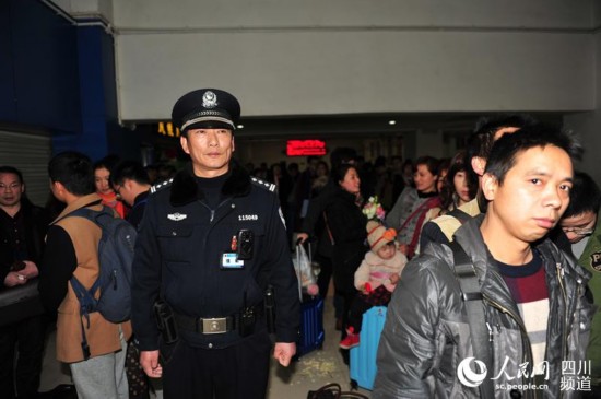 沈紹杰維護候車秩序。