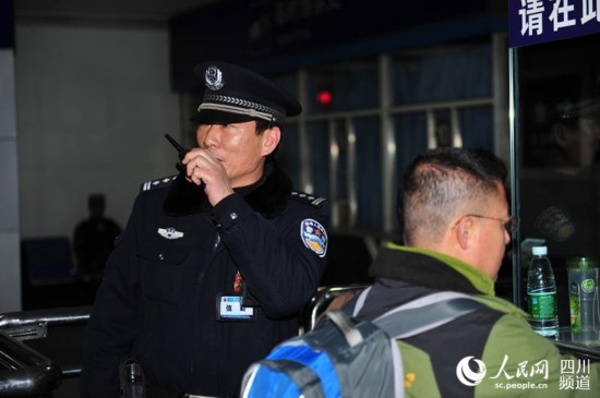 圖沈紹杰在檢票口維護秩序。