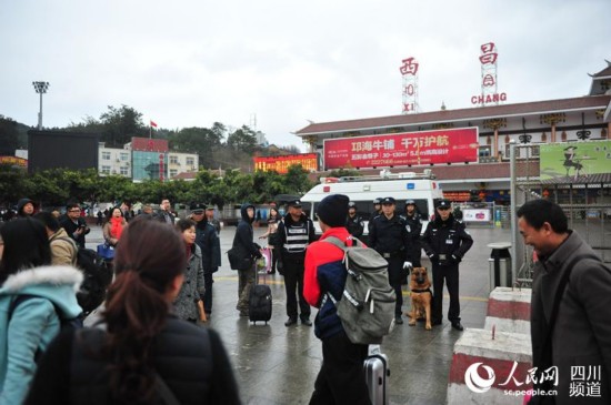 民警在護送2015年最后一波客流平安返回。