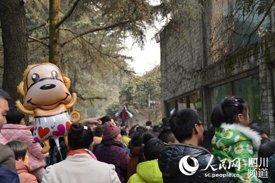 游客在猴舍前排起了長龍。王波 攝