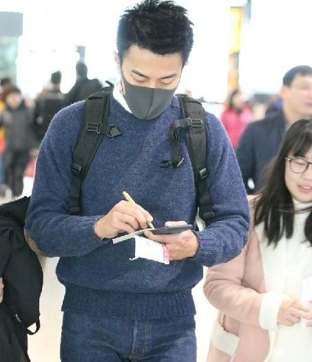 刘恺威蒙面回京 与杨幂小别胜新婚团圆过大年