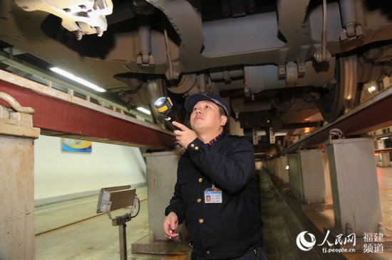由於動車組運行速度快，必須對機械構件精檢細修，防止夾雜異物，確保動車組安全平穩運行 鄒家驊攝 