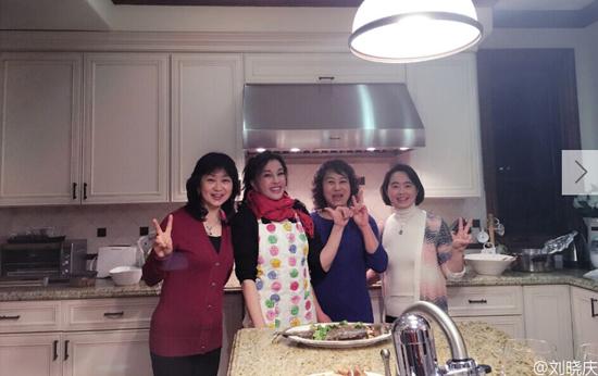 刘晓庆新春下厨:2月9日,61岁刘晓庆在微博晒出在豪宅内宴客的照片