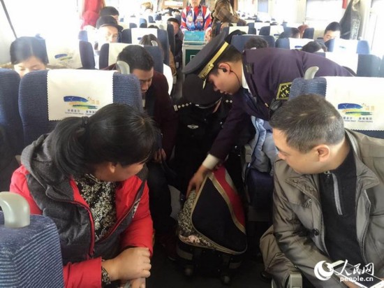 列車員在對行李包做開箱檢查。（人民網記者 劉茸 攝影）