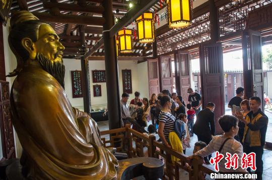 初三海南旅游持续火爆 2家免税店捞金5113万