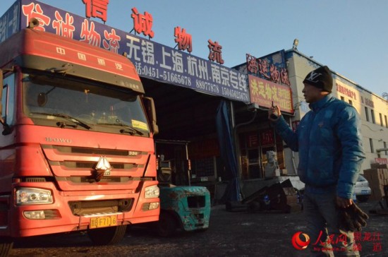 新年將至，物流生意格外火爆，楊桂濱每天都是這樣頂著寒風在室外作業，忙得不可開交。楊海全 攝