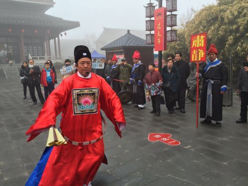 盐城水街庙会闹新春 张灯结彩游人如织