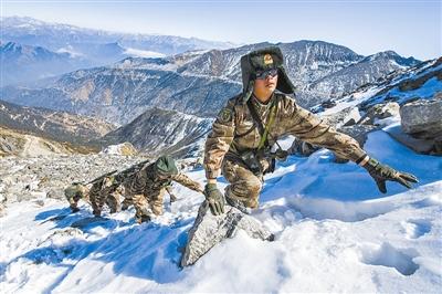 西藏边防官兵巡逻遇雪崩 掉进雪坑只露脑袋胳膊