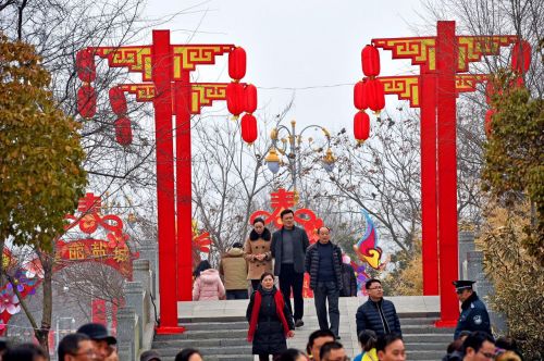 盐城水街庙会闹新春 张灯结彩游人如织