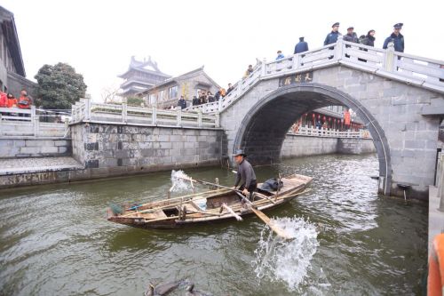 盐城水街庙会闹新春 张灯结彩游人如织