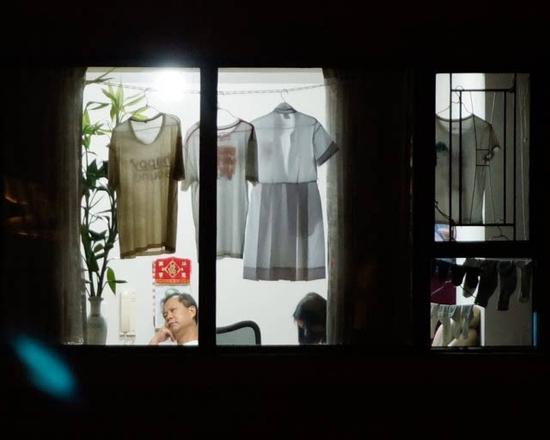 纪实摄影:透过窗户的偷窥(图)