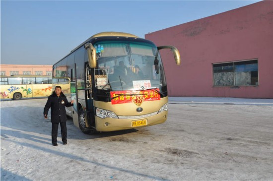 茄子河客運站剛剛執行完車輛例檢的工作人員（紀宇 攝）