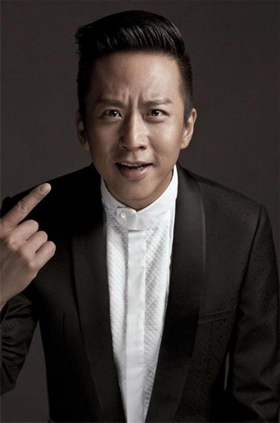 邓超搞怪传授恋爱经:比爱更重要的是包