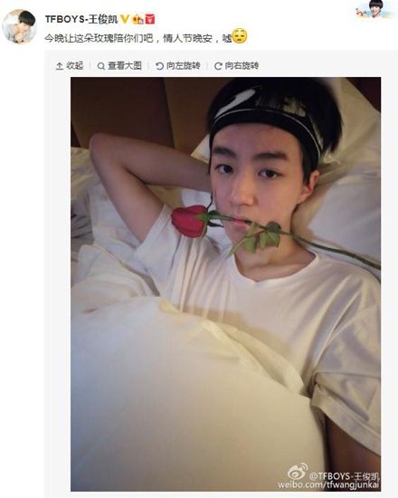 tfboys王俊凯晒照嘴叼玫瑰网友调侃撩妹高手