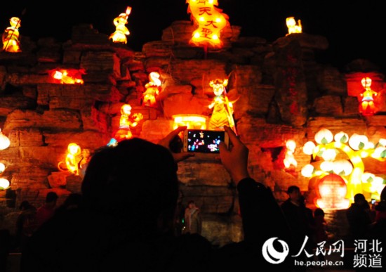 2月11日至26日（正月初四至十九），上百组鳌山灯亮相古城定州。图为市民在鳌山灯前拍照。张梦琪 摄