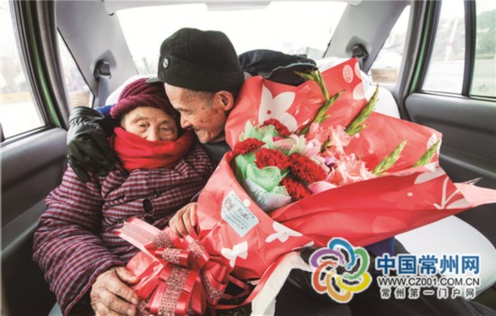 大钻戒 +玫瑰花 常州结婚68年老夫妻过情人节