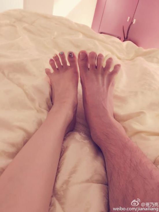 贾乃亮微博晒与李小璐的脚丫照,秀恩爱.