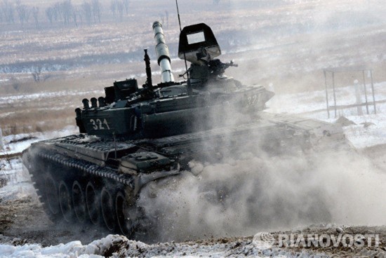 俄军严寒中举办坦克两项内部预选赛(组图)