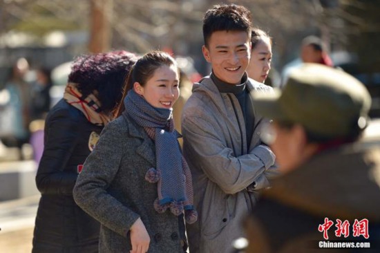 高清:2016北影艺考开幕 美女考生淡妆出境