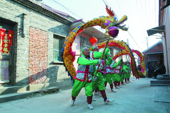 盐都龙舞队春节走街串巷 为农民献上文化大餐