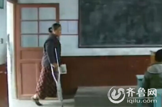 枣庄单腿女教师17年坚守一线课堂 40岁头发花白