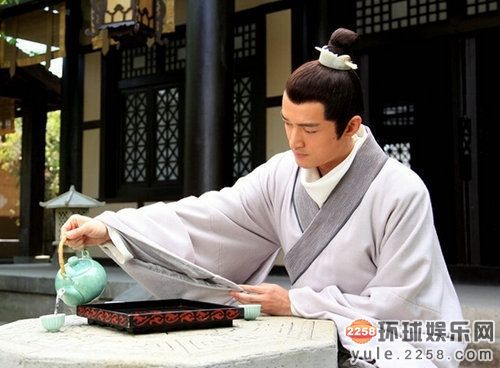 胡歌霍建华靳东王凯走红背后：个个有背景！老干部家世背景全揭秘