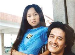 赵本山与大鹏打球身穿红色球衣年轻几岁 师徒