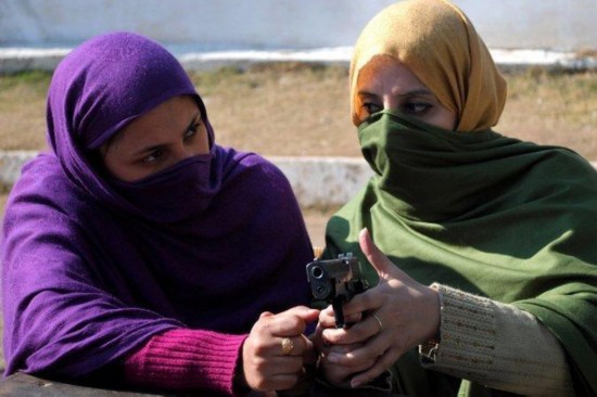 巴基斯坦大学生军训肩扛RPG 坐坦克兜风(组图