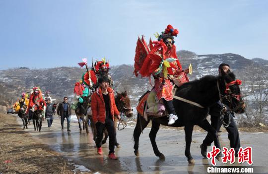 甘肃清水县乡村转起马社火