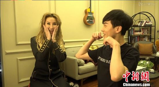 李玟《歌手直播间》赞TFboys王俊凯:小虎牙可