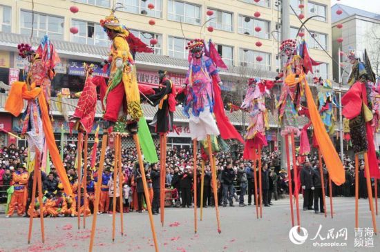 西寧市湟中縣魯沙爾高蹺，距今已有600多年的歷史。西寧市湟中縣魯沙爾成為青海地區最早表演高蹺藝術的地方之一。如今的高蹺最高的已經達到3.6米，堪稱全國之最。