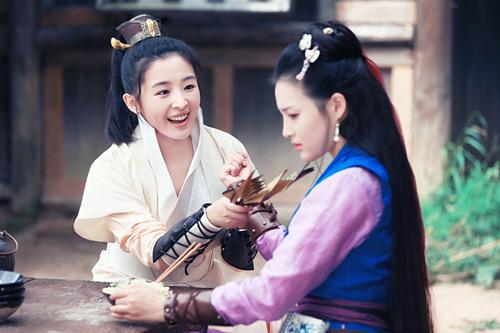  张含韵新剧被赞 受争宠 穿绮罗施粉黛醉倒花下