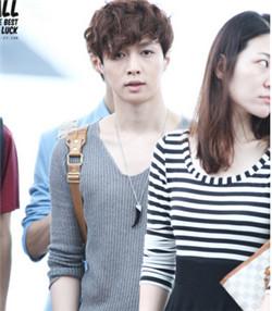 EXO张艺兴遭排挤 揭女友李琪琪照张艺兴不解