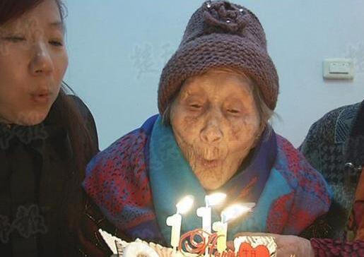 武汉最长寿老人111岁生日开心吃蛋糕 生养4个
