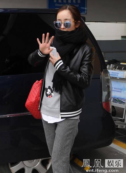 杨幂穿休闲装现身机场 遇拍照挥手打招呼