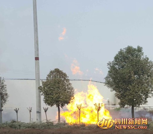 四川遂宁射洪天然气管道爆燃 喷出20余米高火