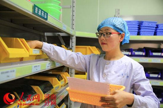 洛阳姑娘谈跪地救老人:每人都在尽力 社会并不