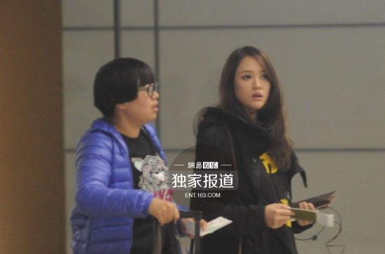 陈乔恩休闲打扮与助理返京(组图)