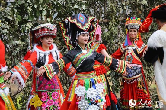 2��22�գ�����ֱ�ڴ帽��������Ⱥ������װ����չʾ��װ���������� ��� �㣩
