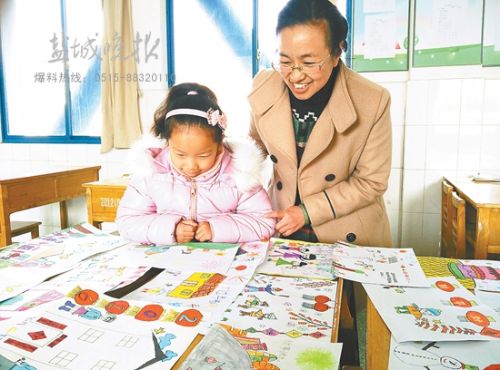 开学报名日 盐城小学生上交各类有趣寒假作业