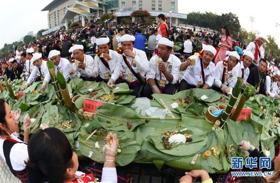 点击图片查看详情 景颇族人口_56个民族全家福共迎2015春节 27 景颇族全家福篇(2)