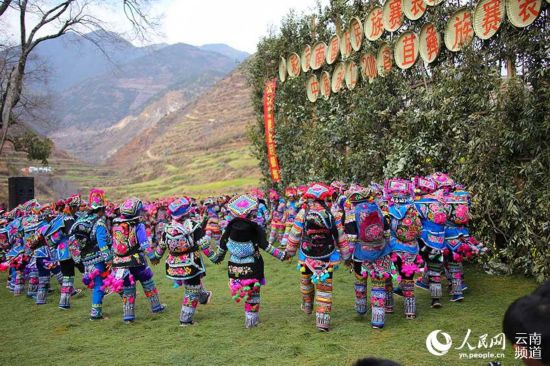 2月22日,来自直苴村附近的彝族群众在赛装节上展示服装。(人民网 李发兴 摄)