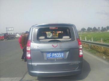 成绵高速离奇车祸 不明物体砸入面包车后无踪